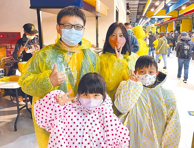 邱先生一家人。（毛琬婷攝）