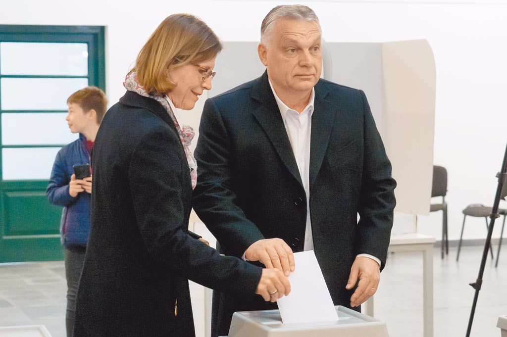 匈牙利举行国会选举，总理奥班（右）和他的夫人在一个投票站投票。（新华社）(photo:ChinaTimes)