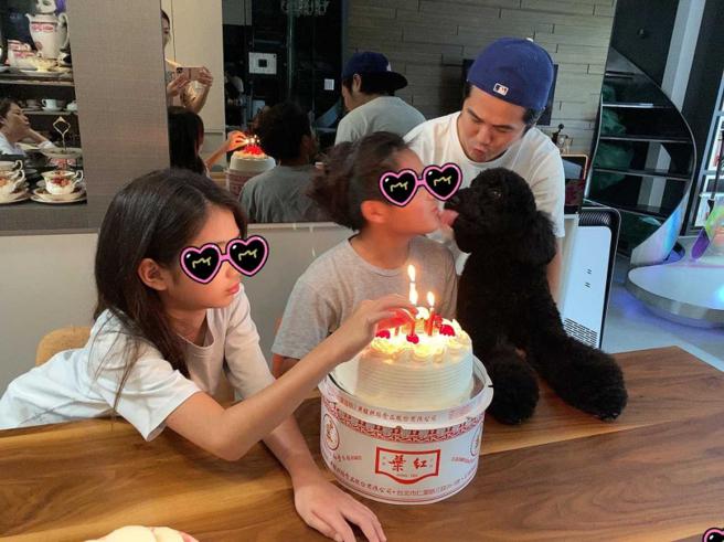 曹格非常在乎老婆吴速玲，也很疼爱一双儿女，还曾说「没了家人就没意义」。（图／截自吴速玲脸书）