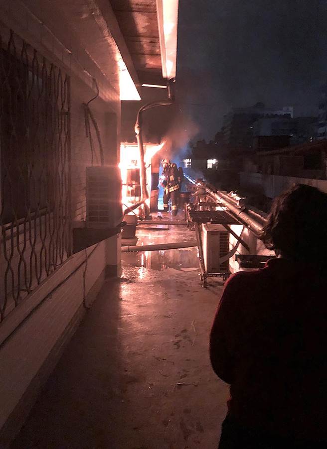 台北市松山區南京東路五段250巷一棟公寓6樓頂加凌晨發生火警意外，消防人員搶救。（民眾提供）