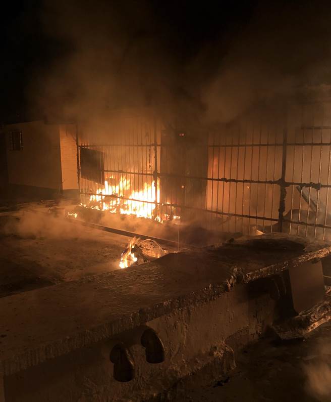 台北市松山區南京東路五段250巷一棟公寓6樓頂加凌晨發生火警，現場火勢猛烈。（民眾提供）