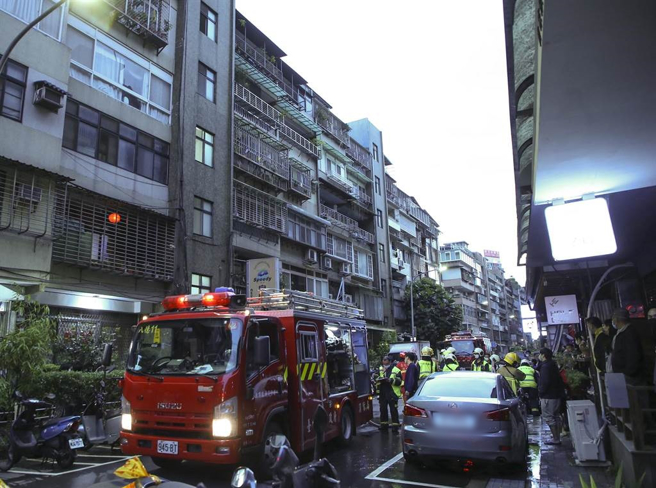 台北市松山區南京東路五段250巷一棟公寓6樓頂加凌晨發生火警意外。（趙雙傑攝）
