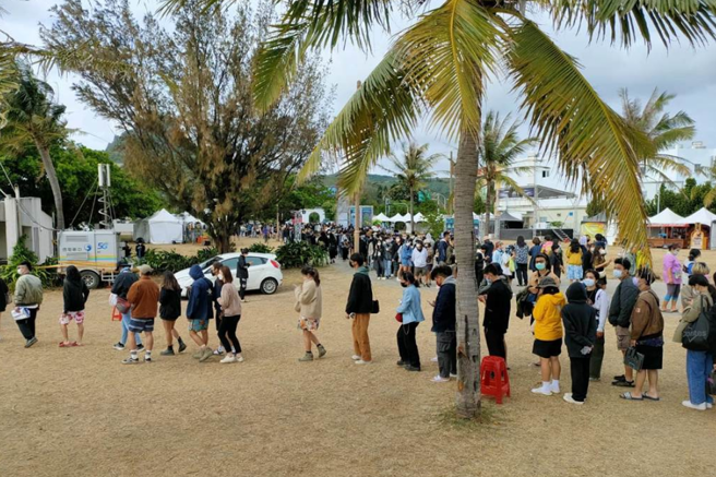 墾丁台灣祭爆確診者出沒，民眾排隊領取快篩試劑。（謝佳潾攝）