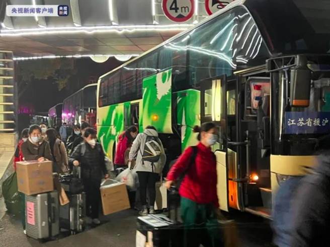 逾2000名解放军昨夜抵达上海协助疫情防控。此外，还有来自大陆各省市的援沪医疗队总人数约万人，部分已入驻上海方舱医院。（央视新闻截图）