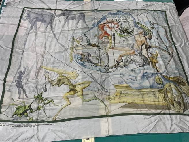 达利艺术展中遭窃的纪念丝巾。（警方提供）