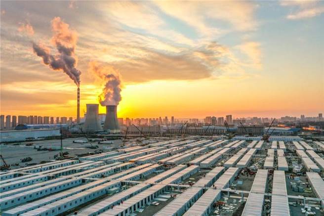 为因应收治爆增的新冠确诊者和无症状感染者，大陆各省市拼命赶建方舱医院。图为吉林高新南区的方舱医院。（新华社）