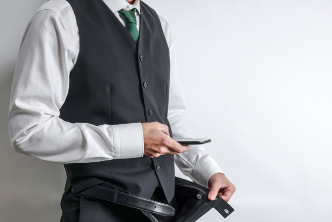 医师指出，若尿尿冒泡且顏色深、气味重，就要注意身体状况了。（示意图／Shutterstock）