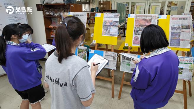 对于鲜少看报纸的学生来说，许多已经停刊的报纸令他们感到好奇，引起许多人的围观。(教育局提供)