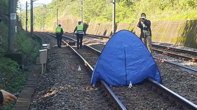 男子遭火车撞毙后尸块散落满地，警方紧急架起蓝色帐篷。（翻摄照片／李京升苗栗传真）