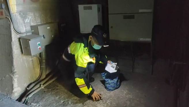 警方在隧道避车弯找到疑似男子的小提袋。（翻摄照片／李京升苗栗传真）