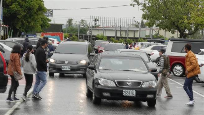今日天气转好，预料出游返程及返工车潮涌现。图为昨日高速公路车流依然庞大，有些休息站人满为患。（黄子明摄）