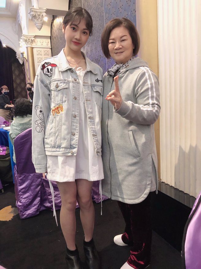 方駿的小女兒Paddy如今已長成美麗的少女。(翻攝自周嘉麗臉書)