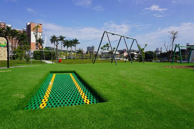 新北市新店区公所在十四张歷史公园打造区内最大的游戏场，今（4日）适逢儿童节开放试玩。（新店区公所提供）