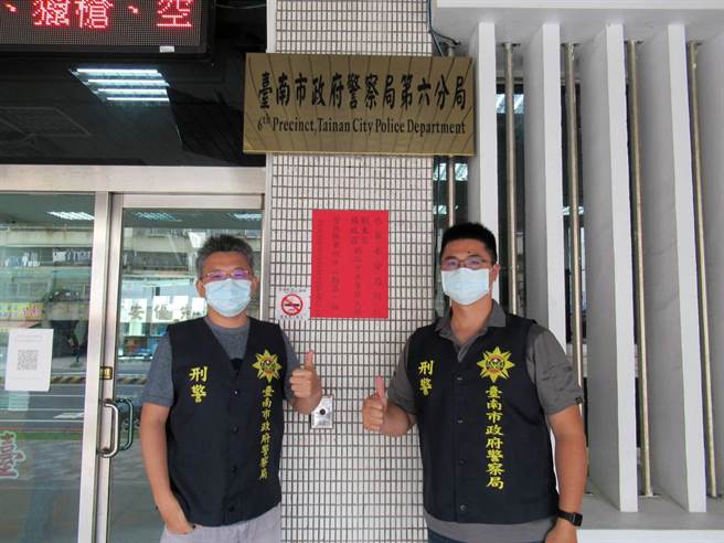 台南市警六分局侦查队小队长刘东益（右）、侦查佐杨政霖（左）双双高中警察大学警佐班。（警六分局提供／洪荣志台南传真）