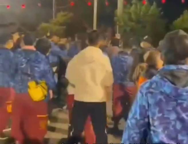 大甲日南慈德宫回銮安座前，张、叶姓男子酒后发生口角相互推挤。（记者爆料网提供）