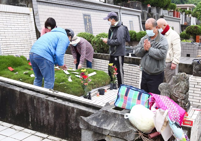 扫完墓卡到阴怎么办？命理师谷帅臻曝3步骤可去晦化煞。（陈俊吉摄）