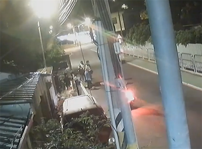 杨姓男子遭徐姓女子协同乾弟弟徒手打死，监视器拍下过程。(民眾提供／林欣仪台中传真)