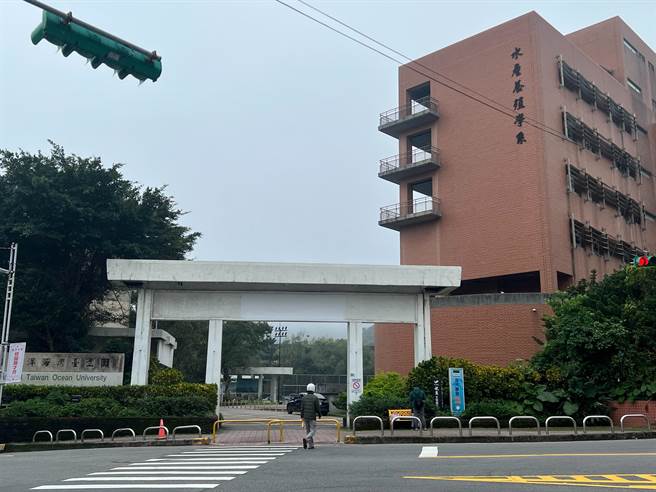 基隆小吃店群聚案一路延燒進校園，據統計，目前全市總計9所學校淪陷。（陳彩玲攝）