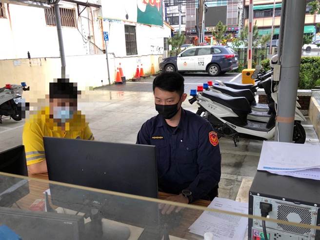 台南市永康警分局永康派出所警员林忠毅北上彰化，协助王姓男子的家属处理后续丧葬事宜。（读者提供／洪荣志台南传真）