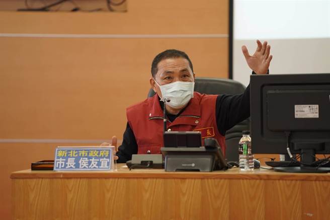 衛福部長陳時中強調「新台灣模式」戰略、戰術沒有矛盾。新北市長侯友宜今再度喊話中央，將「清零」或「共存」的政策擬定清楚。（新北市新聞局提供）