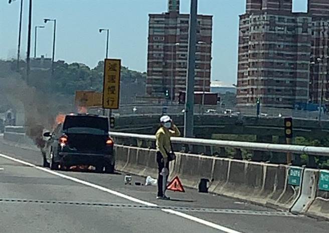 4日上午一辆黑色自小客车，行经国道彰化和美国到3号南下接国道1号时，因不明原因起火然烧，所幸车主及时发现停靠路边逃生。（彰化踢爆网提供／吴建辉彰化传真）