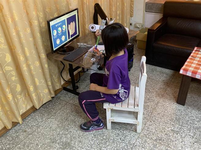 學生實際操作刷牙機進行潔牙訓練。（教育部提供／林志成北傳真）