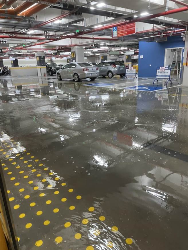 台北市明倫社宅地下停車場4日早上淹水，住戶前往開車時看傻了眼。（台北市議員陳怡君研究室提供／張立勳台北傳真）