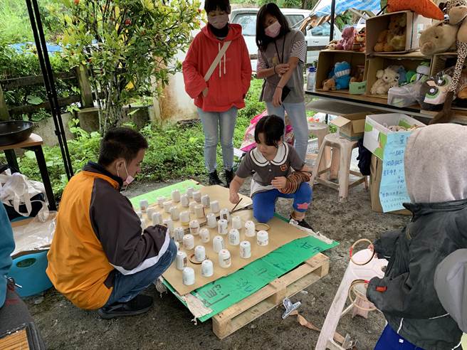 花莲「五味屋」每年儿童节都会准备系列活动庆祝，今年首次举办市集，让孩子担任「摊主」，以自行规划、执行方式，激发每位孩童的创意。（五味屋提供／罗亦晽花莲传真）