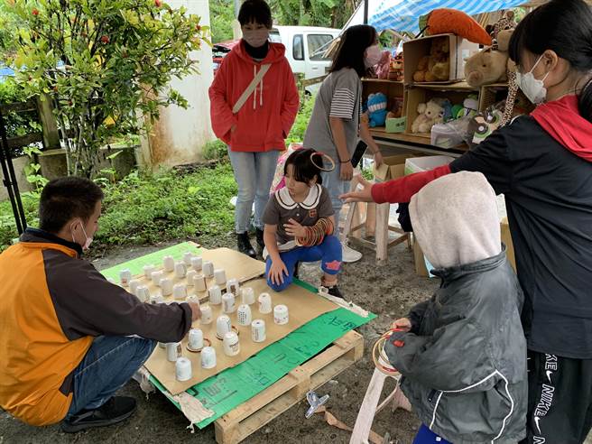 花莲「五味屋」每年儿童节都会准备系列活动庆祝，今年首次举办市集，让孩子担任「摊主」，以自行规划、执行方式，激发每位孩童的创意。（五味屋提供／罗亦晽花莲传真）