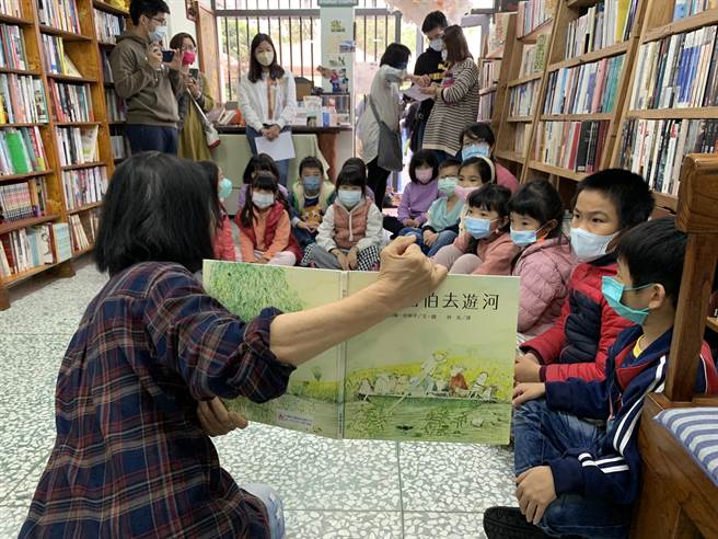 花莲「五味屋」每年儿童节都会准备系列活动庆祝，今年特别安排阅读活动，透过导读绘本故事，激发孩子思考能力（五味屋提供／罗亦晽花莲传真）