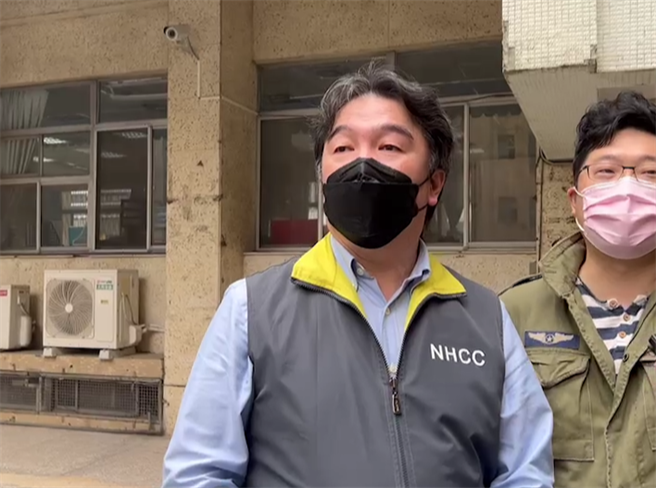 衛福部醫福會執行長王必勝表示，採檢時可能因個人因素導致出血，代表團隊致歉。（陳彩玲攝）