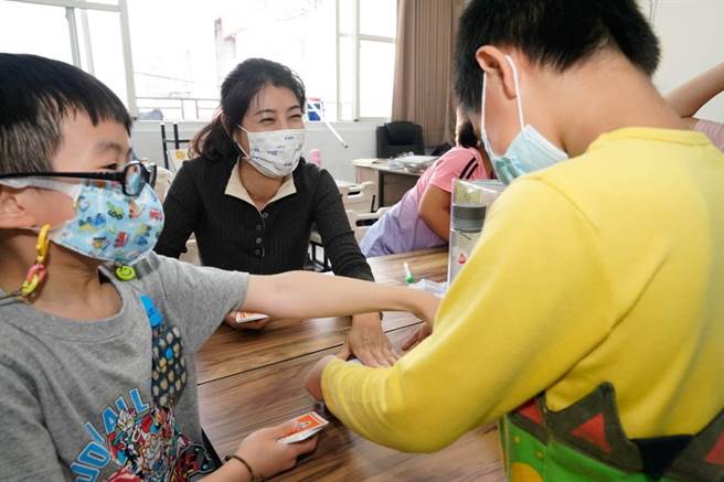 南投县立委许淑华4日儿童节在脸书发文，与小朋友一起玩「心臟病」纸牌游戏，童心大发。（摘自许淑华脸书／卢金足南投传真）