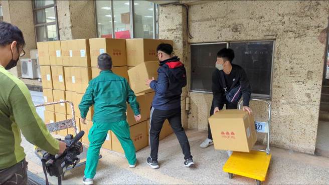 衛福部長陳時中日前拋出「類普篩」，卻又被自主延長隔離的林右昌改名為「全民防疫愛心篩檢」。圖為中央提供基隆20萬份快篩試劑畫面。（陳敬哲攝）