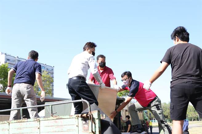 嘉义市家长协会今号召40多位志工协助搬运书桌椅，开放已登记学校、家长领取。（吕妍庭摄）