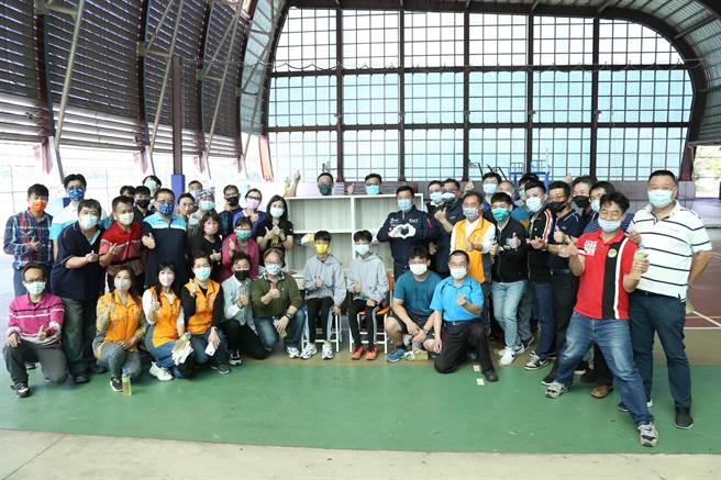 嘉义市家长协会理事长陈国庆在林森国小荣誉会长赖再兴先生的牵线下，成功引进爱心书桌团的资源，送144组书桌椅给弱势生。（吕妍庭摄）