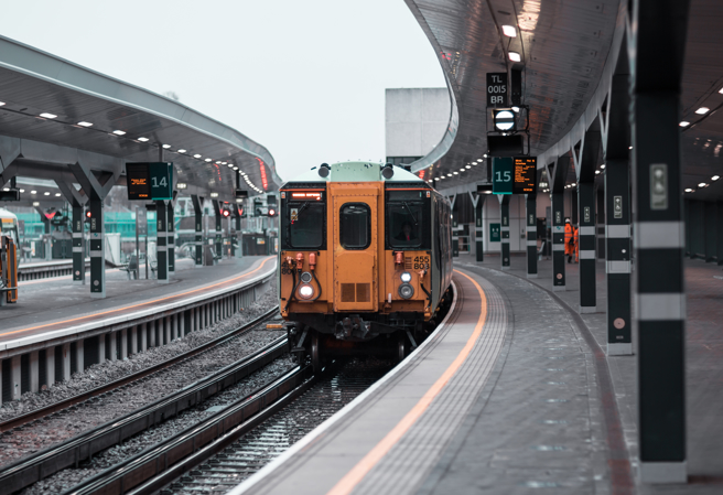 印度一名铁路警察突然在月台上自转，随后便跌进缝隙中，当场遭火车辗毙。(示意图/达志影像)