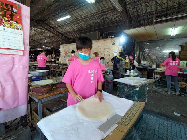 攤內46鼎火爐火力全開，調動20幾個家族成員回來幫忙，業者表示，一天可以賣1000多斤，1斤可以做18張餅皮，等於一天可以賣近2萬張。(吳建輝攝)