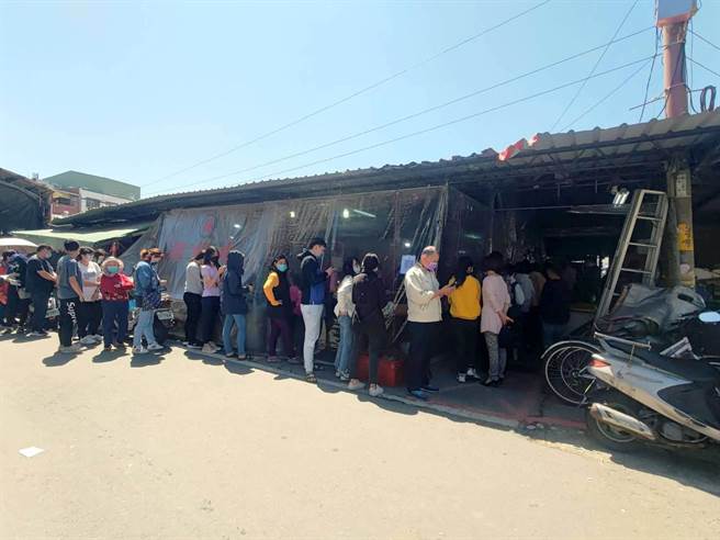 陳栓銘說，儘管連假一開始天氣不好，不過民眾仍穿著雨衣排隊，一天就可以賣1000多台斤，比往年都還要好，平均一天都可以賣1000多斤，大約2萬張潤餅皮。(吳建輝攝)