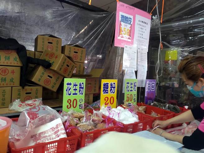 二姊陳弈汝也說，近年麵粉等原物料都大漲，已經5年沒有漲價，今年實在是撐不下去了，所以今年潤餅皮每台斤微漲10元，一台斤賣150元。(吳建輝攝)