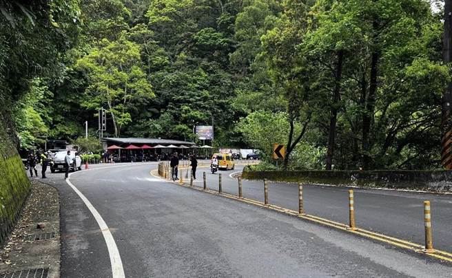 孙男骑乘红牌机车行经新北市坪林区北宜公路32.7公里过弯处，过弯时先擦撞路旁护栏后自摔，机车起火燃烧，所幸未有人员伤亡。（翻摄画面）