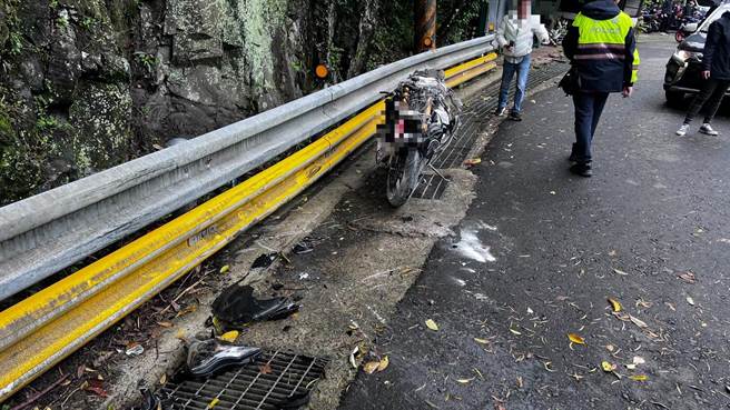 孙男骑乘红牌机车行经新北市坪林区北宜公路32.7公里过弯处，过弯时先擦撞路旁护栏后自摔，机车起火燃烧，所幸未有人员伤亡。（翻摄画面）