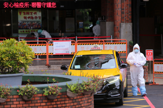 本土出現首例20多歲中症患者」。圖為北市的安心檢疫所外，防疫計程車司機正仔細消毒車子內外（黃世麒攝）