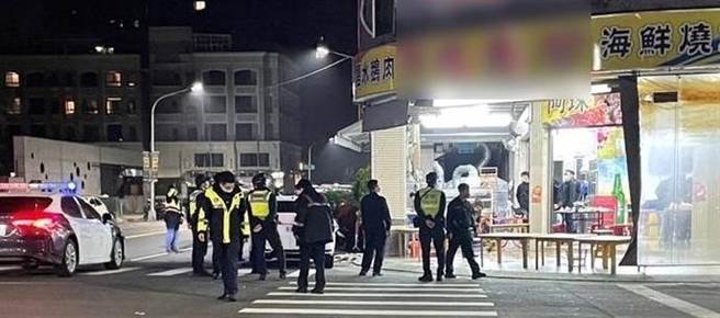 左营一家热炒店4日凌晨0时发生酒客打架纠纷，警方获报到场处理。（翻摄照片／林瑞益高雄传真）