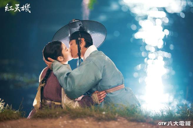 安孝燮（右）和金裕貞在劇中上演湖畔唯美吻戲。（八大提供）