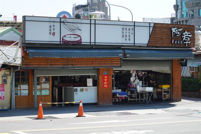 清明連假第3天，國內疫情持續爆發，中央流行疫情指揮中心４日公布新增133例本土個案，彰化再度「嘉玲」，不過仍有外縣市確診者足跡，包括彰化市知名的阿章控肉飯。(吳建輝攝)