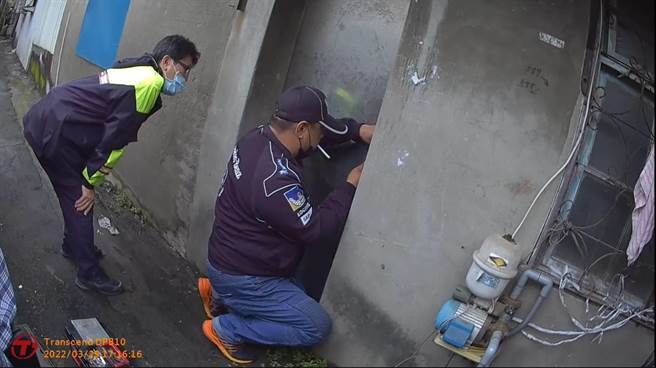老翁家中无人应答，警方请来锁匠到场开锁。（警方提供）