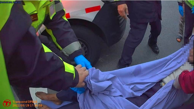 警方及时赶到，顺利救出独居老翁并送医。（警方提供）