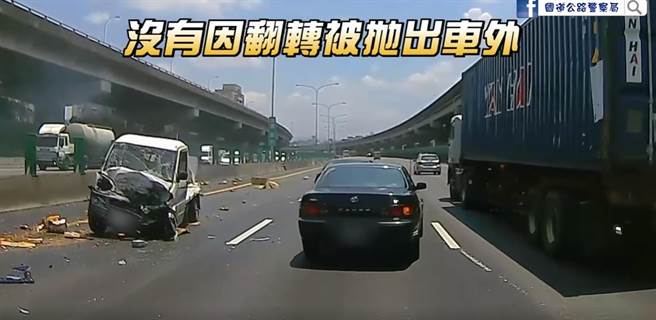 国道公路警察脸书粉丝专页公布2019年车祸影片，一辆小货车行经国道1号北向29公里，遭撞后在空中360度翻转。（摘自脸书）