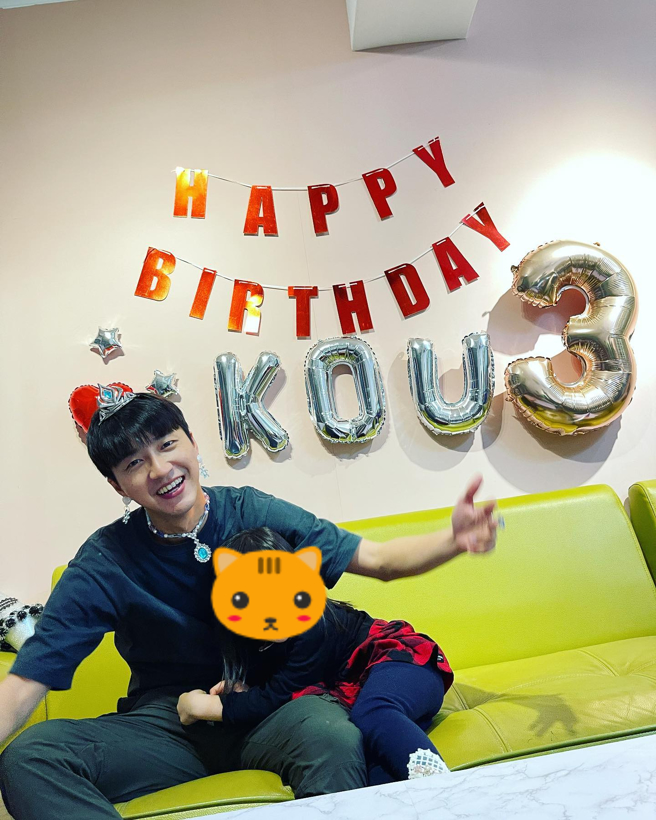 福原爱女儿Aila，爱纱公主的皇冠挂饰，摆到江宏杰身上去。(图／江宏杰 IG)