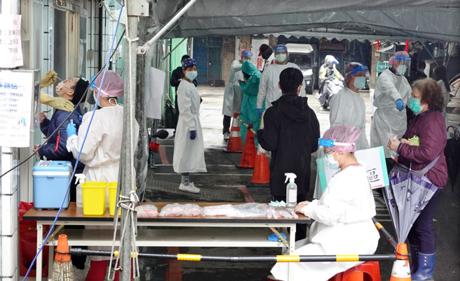 本土疫情升溫，圖為新北市政府在中和和平街設立機動篩檢站，雖然天空下著微雨，但不少民眾2日陸續前往篩檢。（姚志平攝）